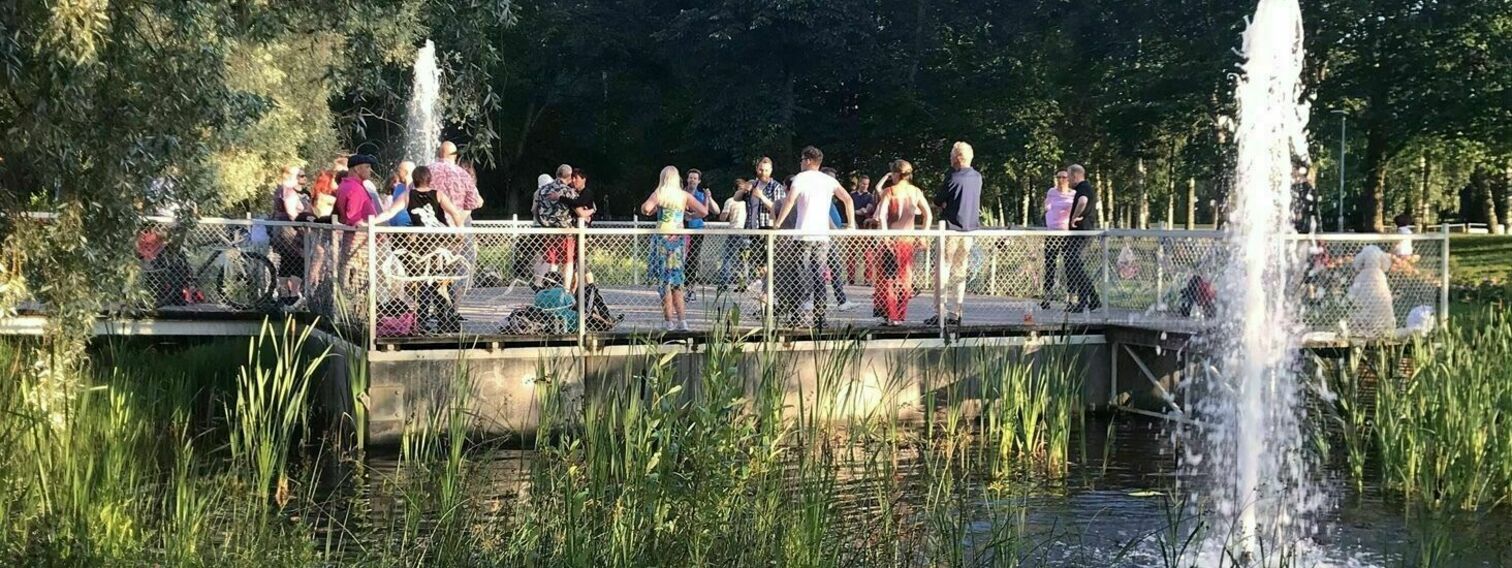 Asukastalo Oulunkylän Seurahuoneen eteen puistoon viihtyisyyttä ja kunnollinen tila tanssia