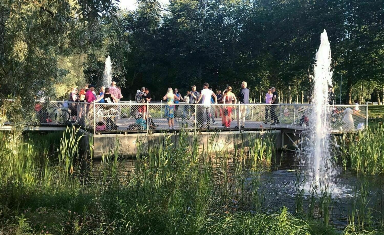 Asukastalo Oulunkylän Seurahuoneen eteen puistoon viihtyisyyttä ja kunnollinen tila tanssia