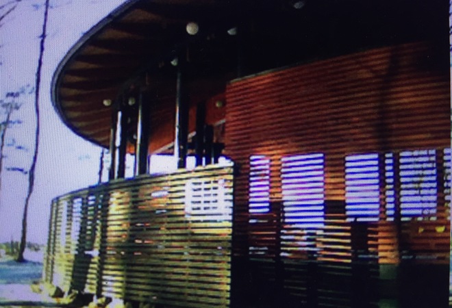 Viehättävä tanssipaviljonki ja grillikatos takaisin Herttoniemenrantaan