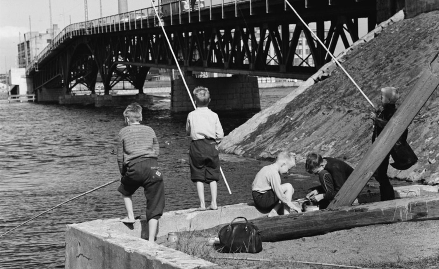Lapset ongella Lauttasaaren sillan korvassa. Kuva: Volker von Bonin. 06/1960.