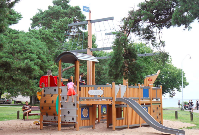 Iso puurakenteinen kiipeilyteline-liukumäki Arabianrantaan