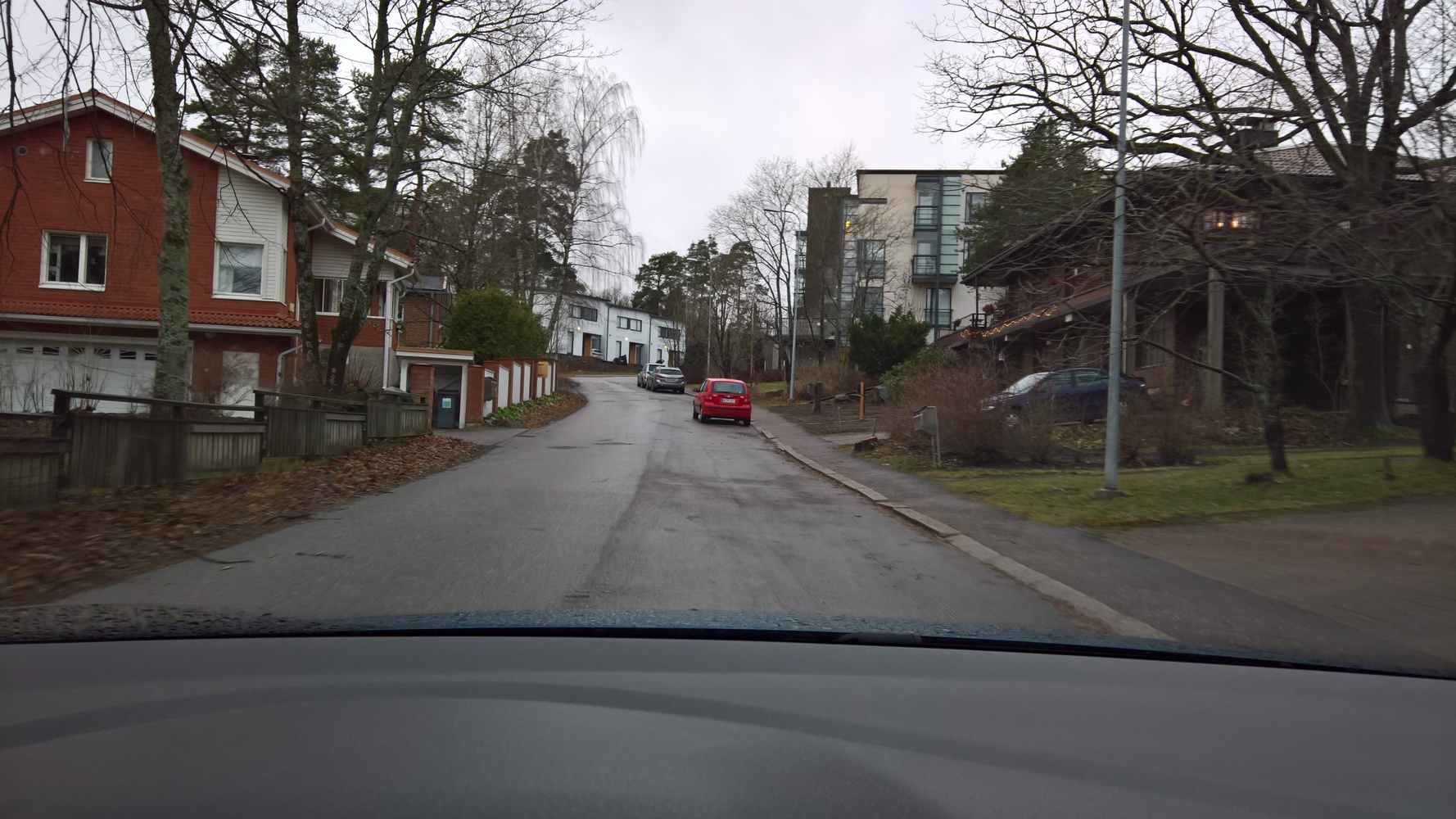 Kunnollinen jalkakäytävä Eljaksentien mäkeen