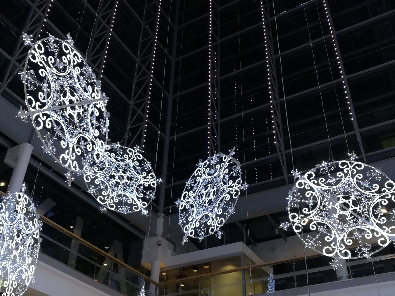 Valoa ja väriä juna-asemille