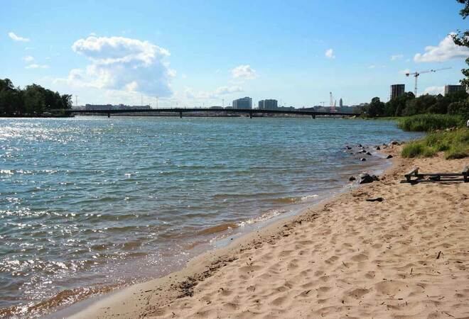 Lentopallokenttä Mustikkamaan viralliselle uimarannalle.