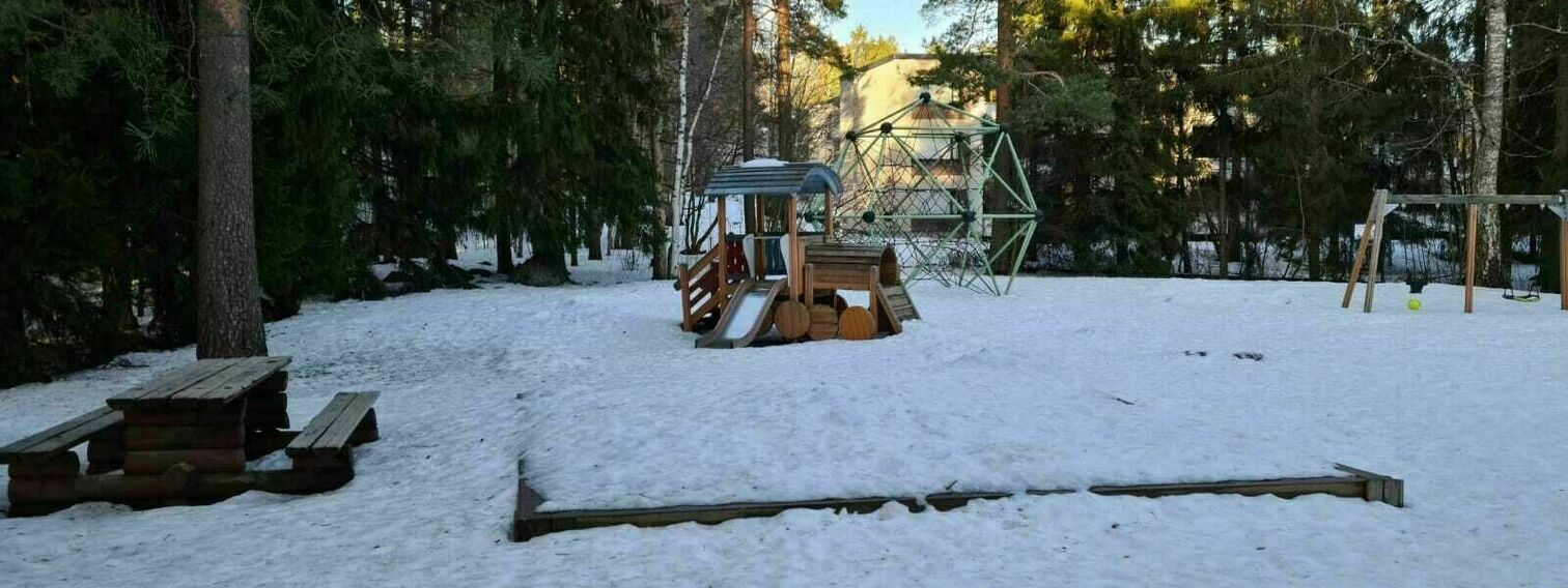 Valoa, turvallisuutta ja leikkivälineitä lapsille leikkipuistoihin Suurmetsään, Jakomäkeen ja  Alppikylään