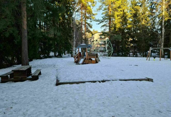 Valoa, turvallisuutta ja leikkivälineitä lapsille leikkipuistoihin Suurmetsään, Jakomäkeen ja  Alppikylään