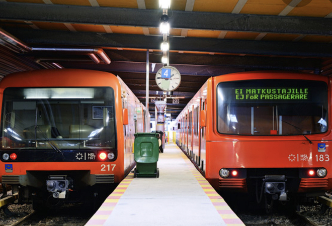 Metrolla kulkeminen.