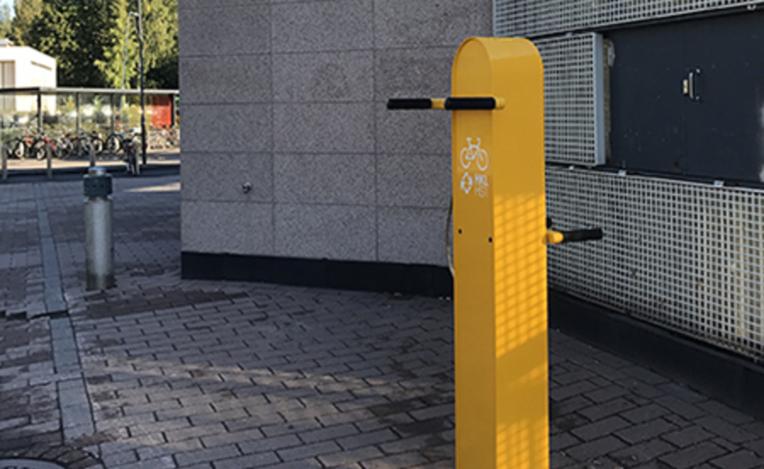 Puotilan aseman huoltopukki. (Lähde: https://www.hel.fi/uutiset/fi/hkl/HKL-asentaa-kantametron-asemien-yhteyteen-pyorien-huoltopukkeja)