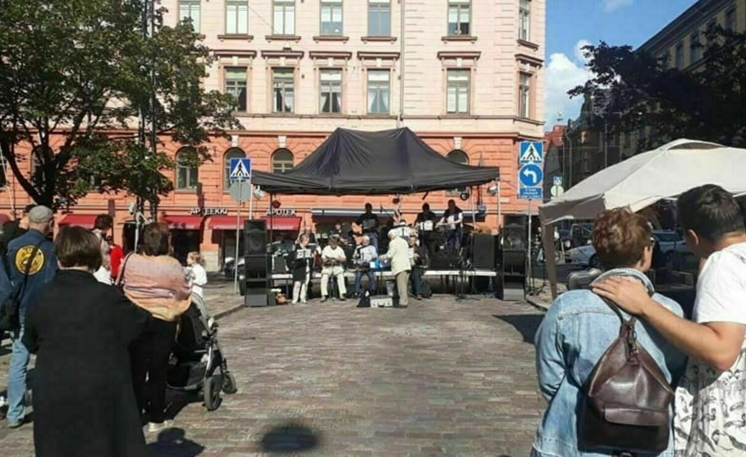 Esitys toteutukseen helposti -Äänentoisto- ja esitystarvikkeiden lainaustoiminta kaikille kaupunkilaisille