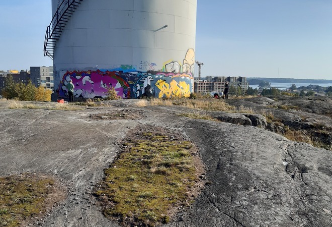 Turvallinen kulkutiet ja penkkejä Kruunuvuorenrannan näköalakalliolle