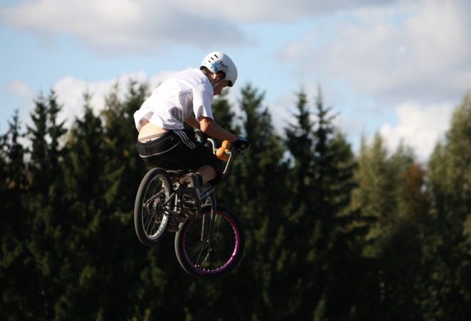 Alamäkipyöräilyrata ja grillikatos Pihlajamäen nuorisopuistoon