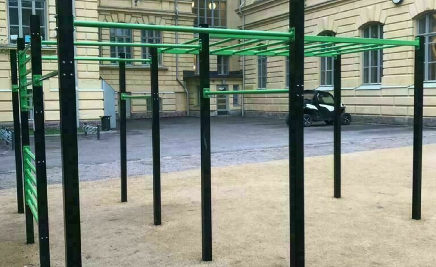 Liikuntapaikka ja istutuksia Sinebrychoffin puistoon