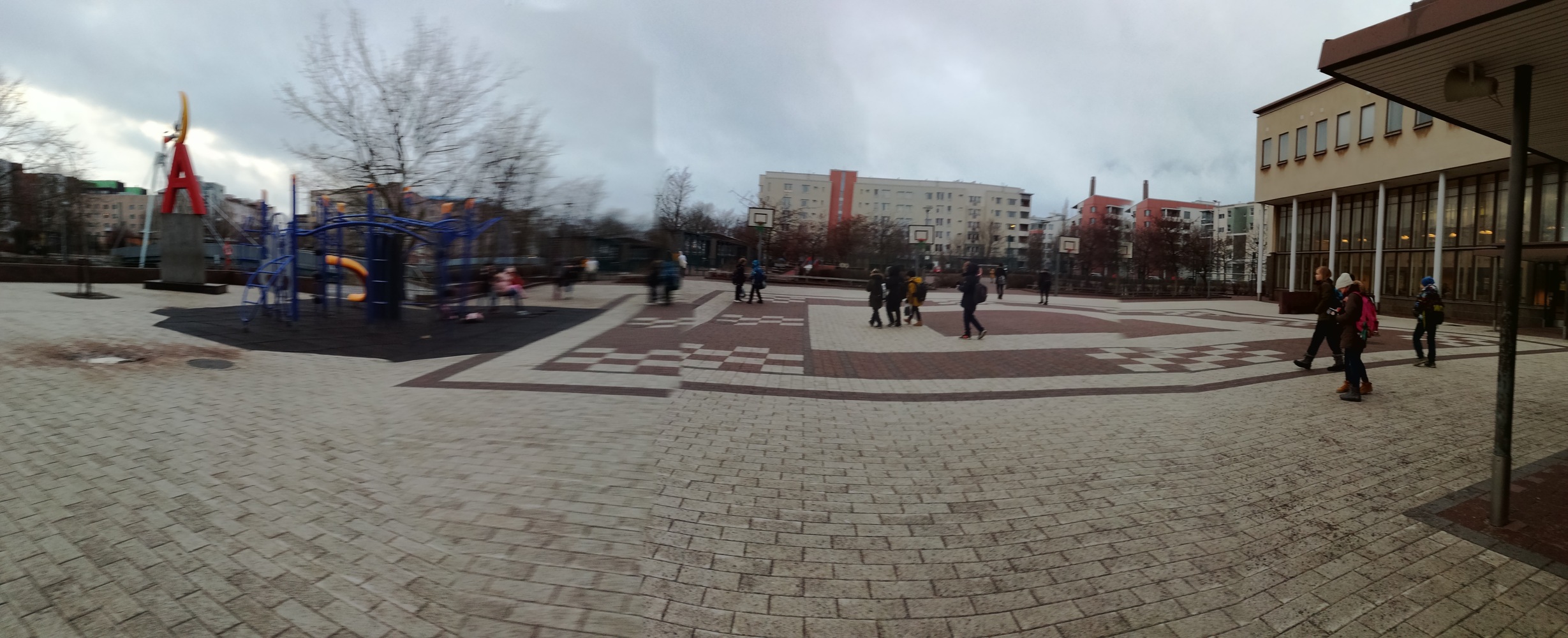 Heureka-kontti koulun pihalle