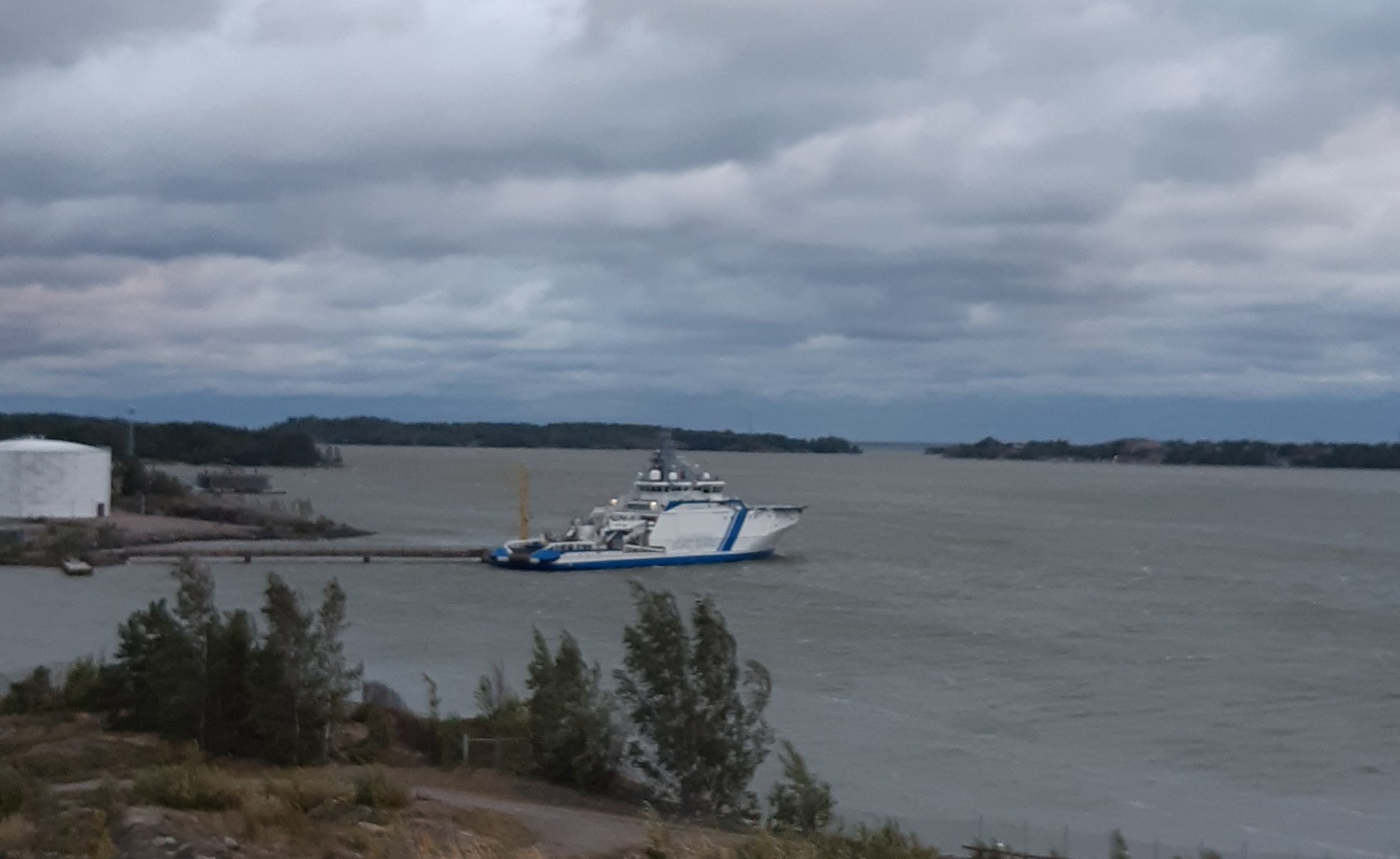 Turva öljysäiliön rannassa