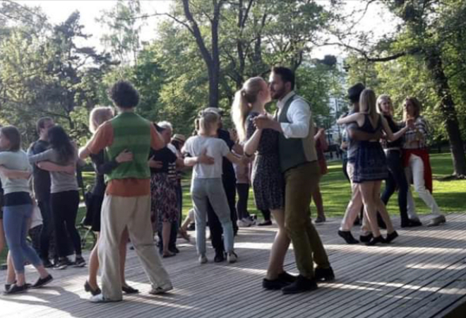 Tanssiin, joogaan ja muuhun urheiluun tai esiintymiseen soveltuva katettu puulava / alusta