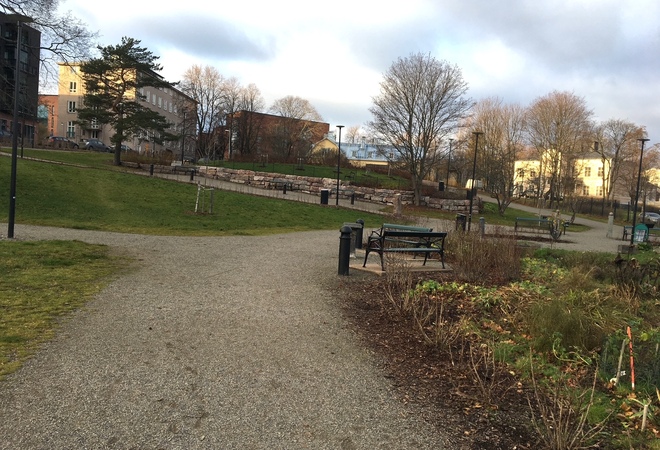 Hermanninpuistoon kuntoilupiste, piknikpöytiä sekä suojaa antava katos