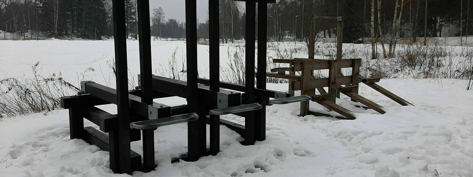 Monipuolisia kuntoilulaitteita Henrik Borgströmin puistoon Laajasalon Tullisaareen