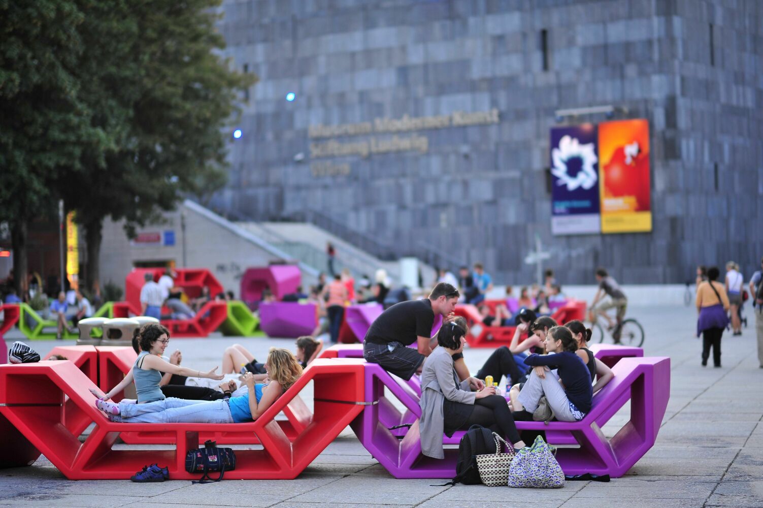 Säänkestäviä ja siirreltäviä istuskelupenkkejä aukioille ja puistoihin