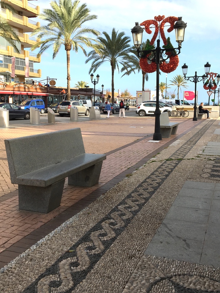 Ympärivuotisia puistonpenkkejä