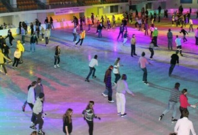 Skating rink with artificial ice