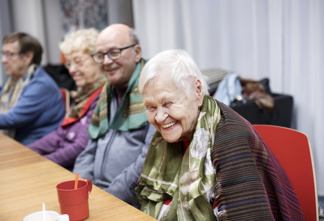 Lisää istuimia ikääntyville asukkaille lähiöiden poluille ja puistoihin