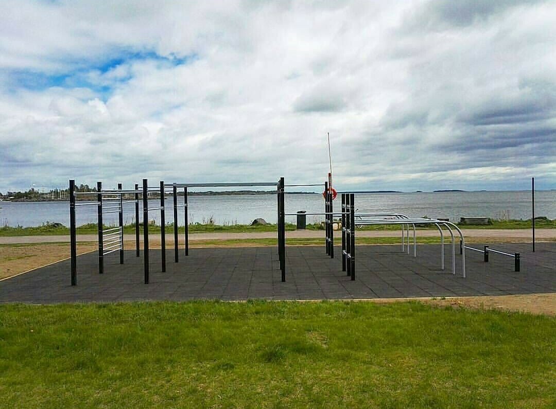 Liikuntapisteitä Pikku Huopalahden rannan hiekkatien varrelle / Street Workout