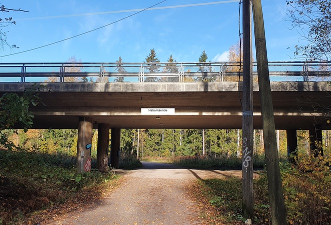 Keskuspuiston siltoihin kyltit ulkoilijoiden hyödyksi