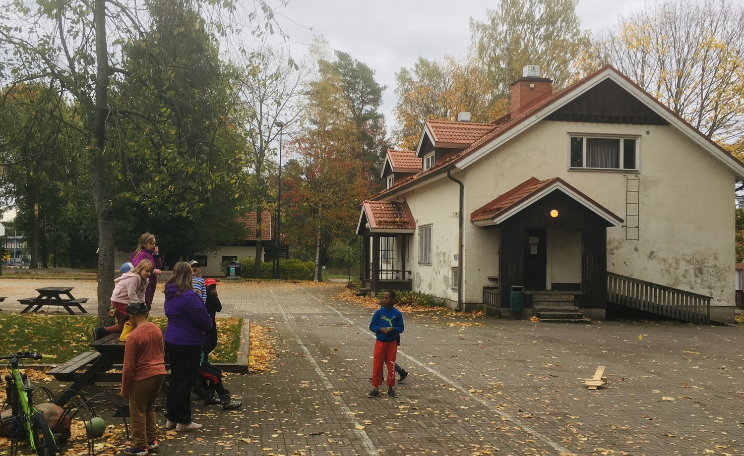 Lapset viihtyvät puiston perinteisessä miljöössä