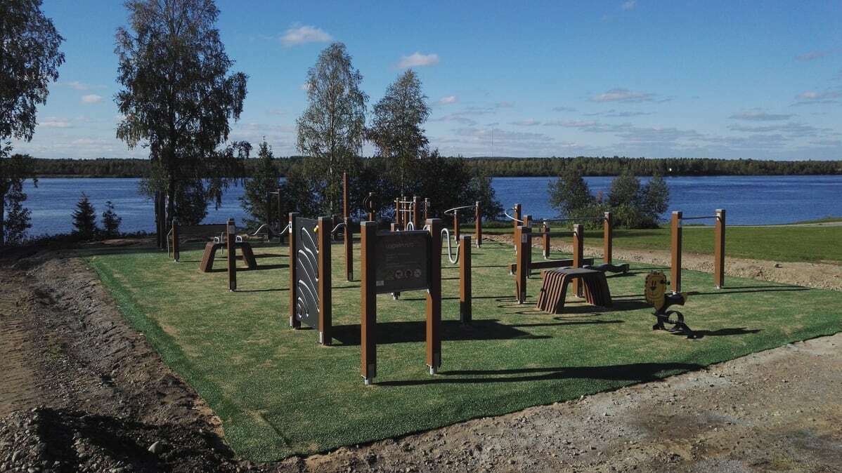 Kuntoiluvälineitä Pikku Huopalahden puistoon.