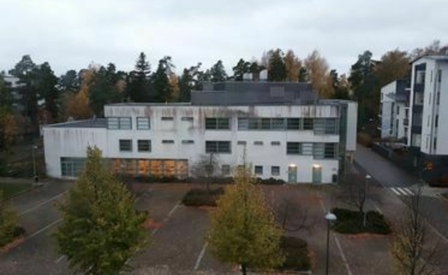 Auringonpilkku kaipaa maalia, mieluiten tummaa