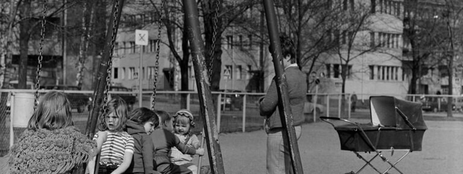 Larun kortteleissa -valokuvanäyttely Lauttasaaren sähkökaappeihin