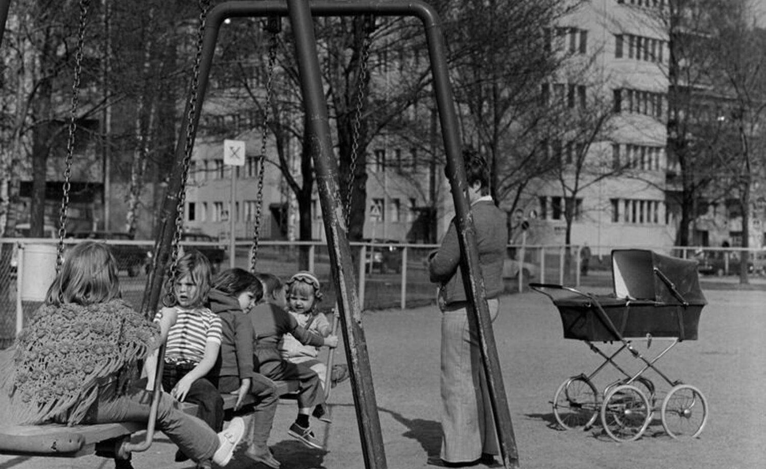 Larun kortteleissa -valokuvanäyttely Lauttasaaren sähkökaappeihin