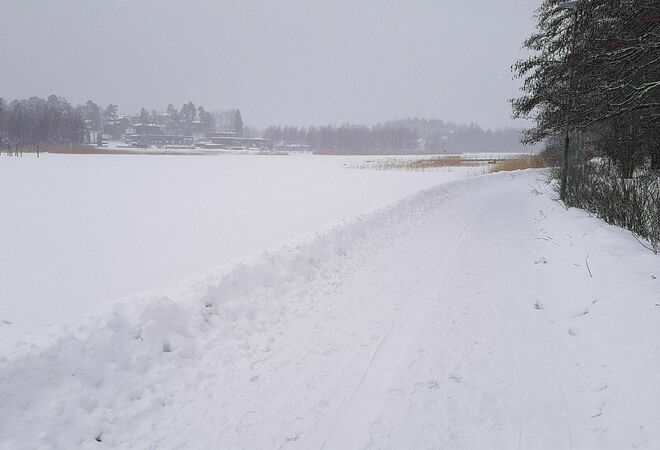 Levähdys- ja leikkipaikka Vartiokylänlahden rantareitin varrelle