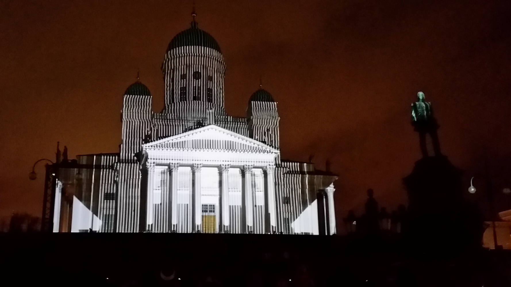 Saastuttavista räjähtävistä ilotulitteista siirtyminen valoshow-tyyliin