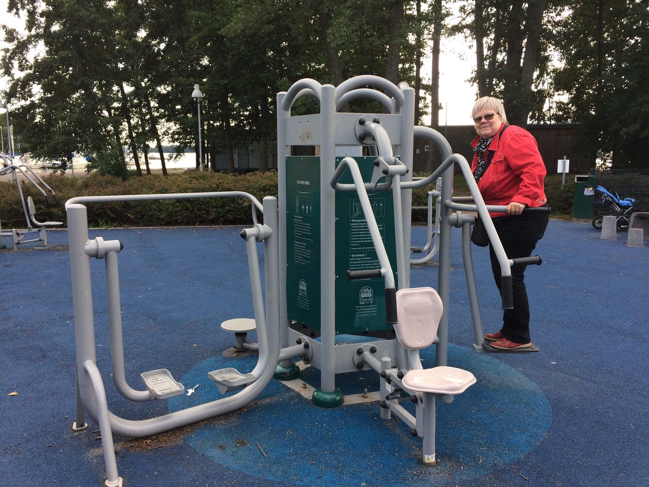 Kuntolaitteita Arabianrannan rantapuistoon