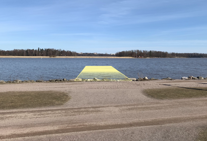 Nöjesbrygga vid Arabiastrandens strandpark
