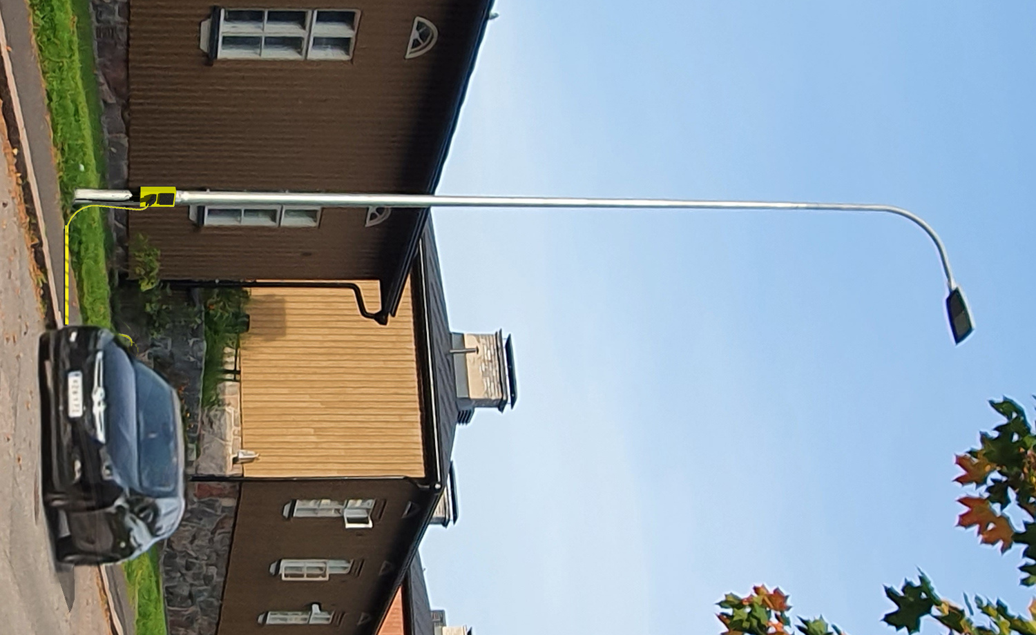 Latauspiste valaisinpylväässä