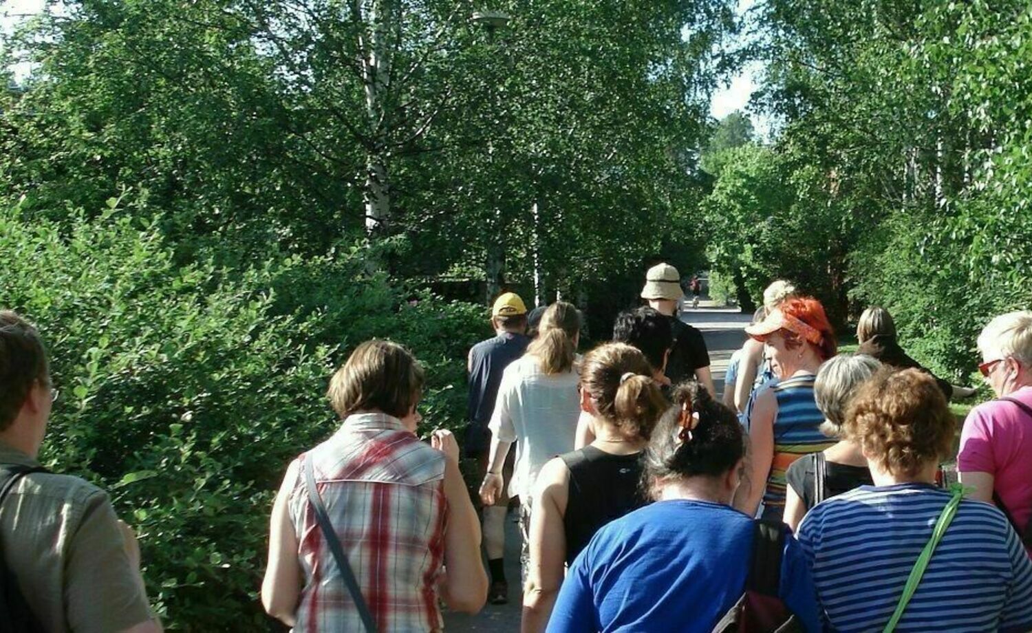 Opaskoulutusta kävelykierrosten vetämiseen ja lisää kävelykierrostarjontaa kaupunginosiin!