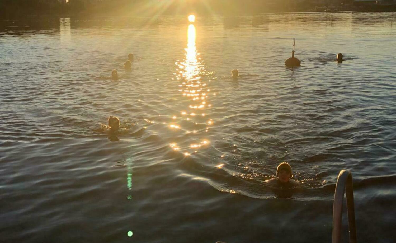 Aamu-uimareita Kulosaaressa