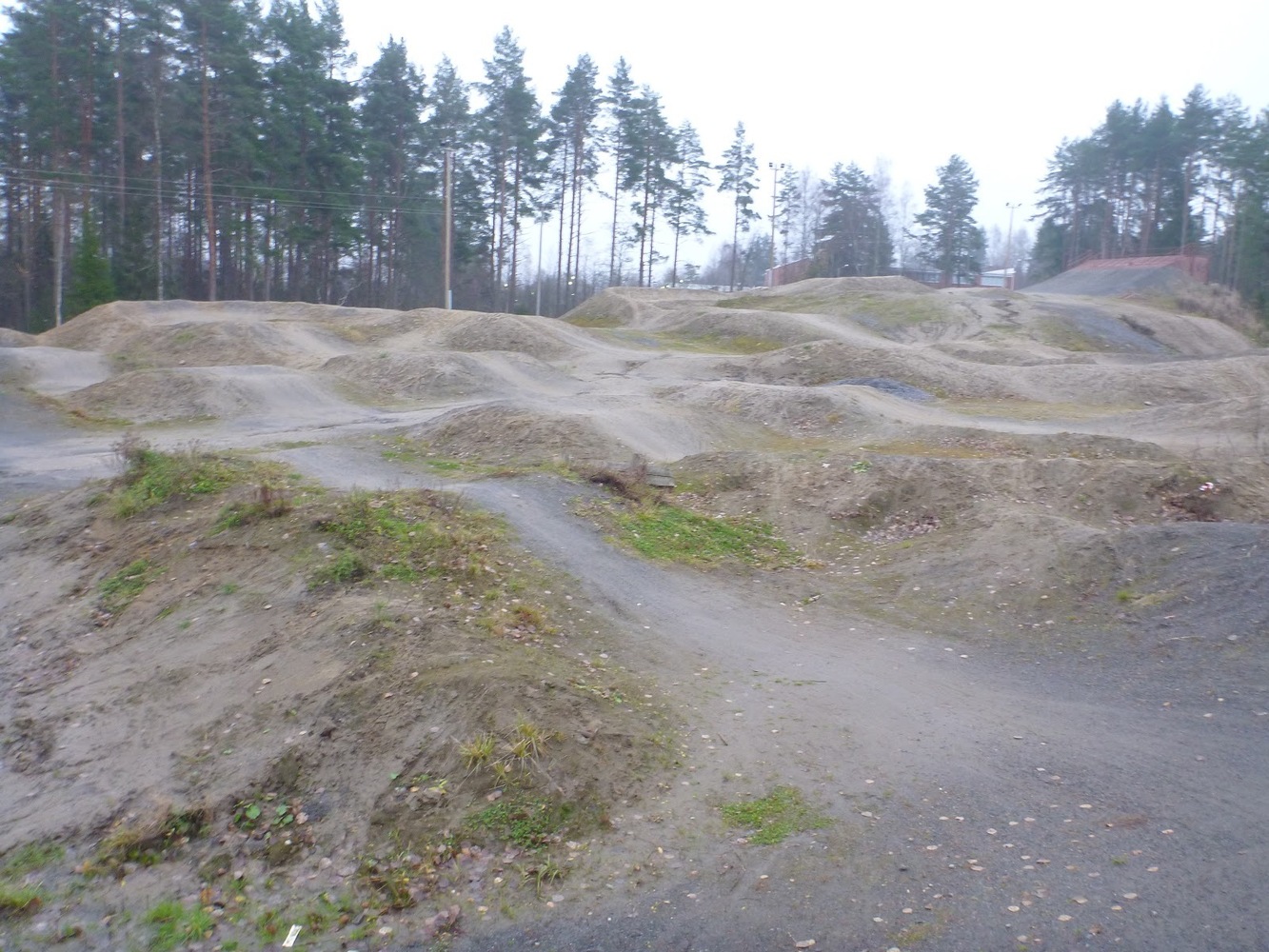 Pienille polkupyöräilijöille temppupaikka tyhjennetystä leikkipaikasta