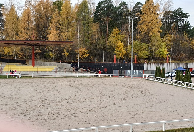 Polkupyörien pesupaikka Laakson ratsastuskentän yhteyteen