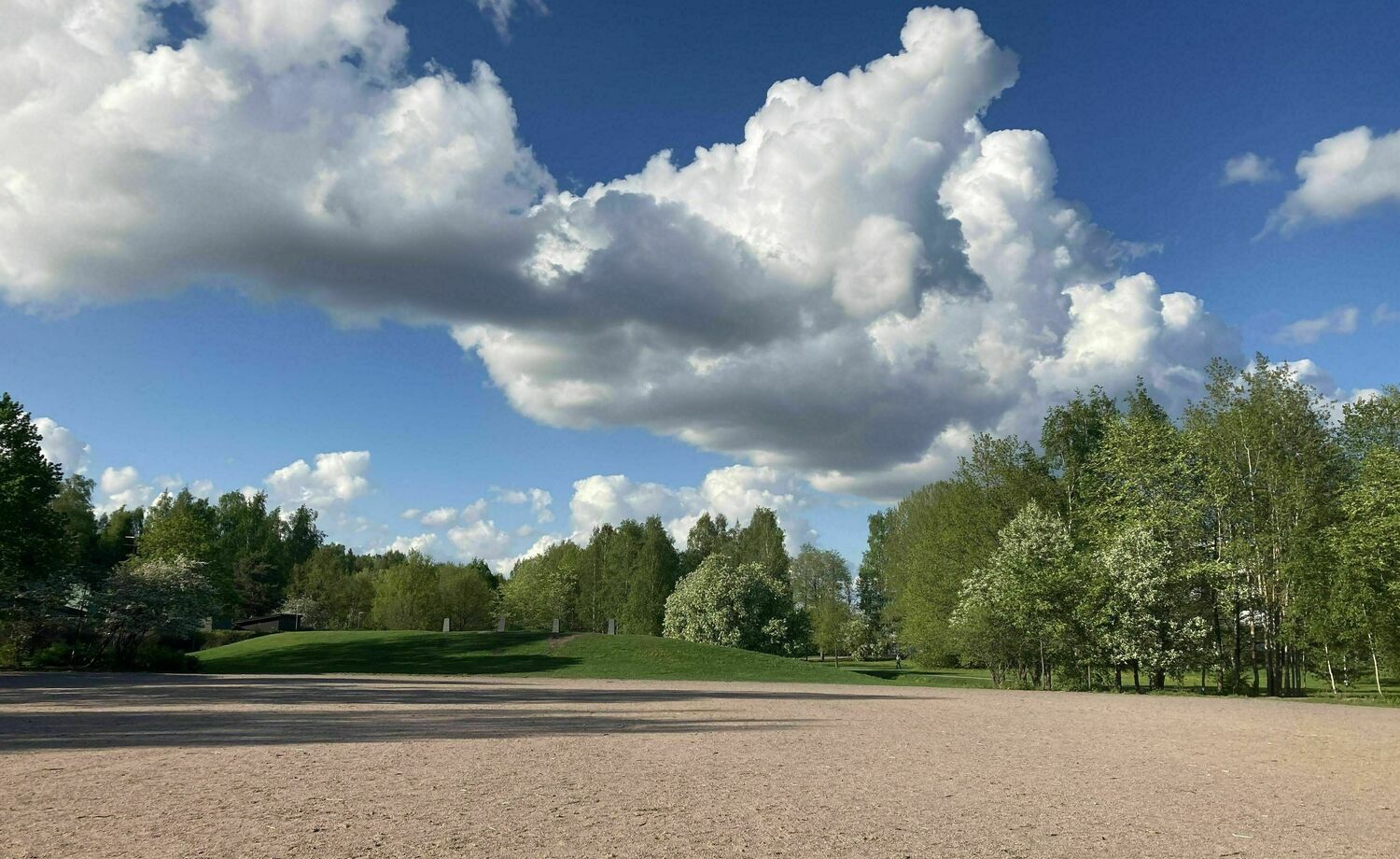 Eri sukupolvia yhdistävä ulkokuntoilupaikka Hilapellon puistoon Konalaan