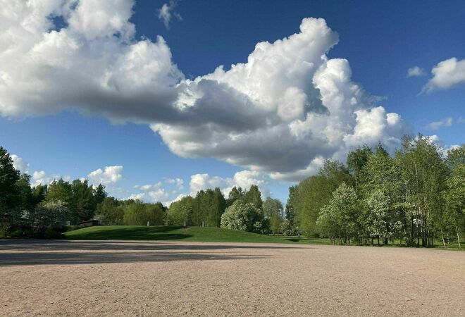 Eri sukupolvia yhdistävä ulkokuntoilupaikka Hilapellon puistoon Konalaan