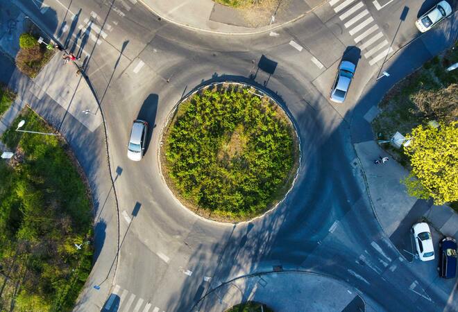 Liikenneympyrä Konalantien ja Vanhan Hämeenkyläntien risteykseen