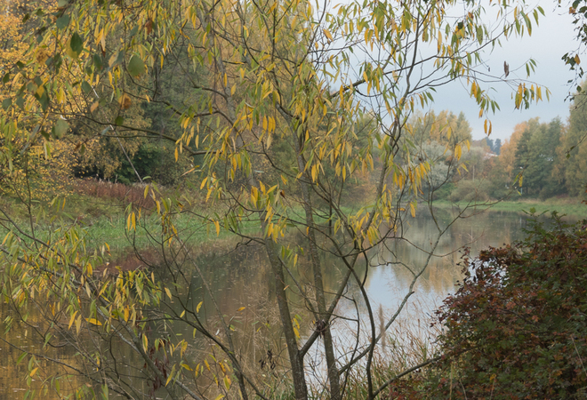 Vantaanjoen rantaan penkkejä ja pöytiä
