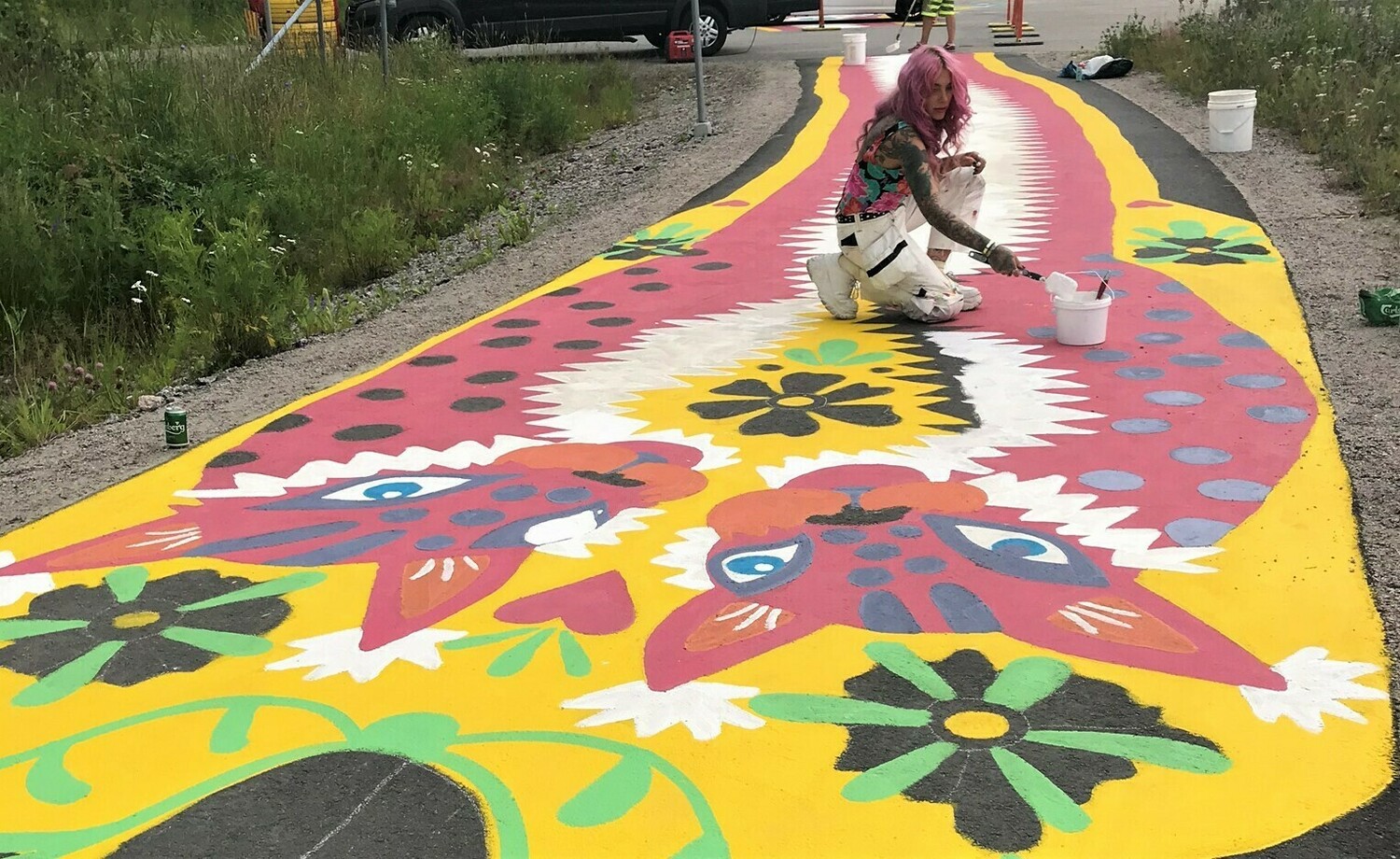  Björk maalaa pyörätiemuraalia 'Lovalsen' 2019