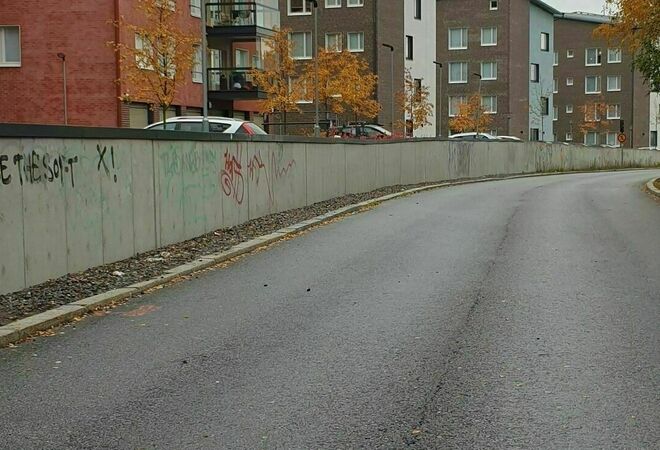 Katutaidetta Alppiruusupuiston kulmalle