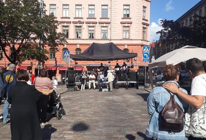 Liikuteltava esiintymiskatos ja -tekniikka asukkaiden käyttöön puisto- ja katutapahtumiin