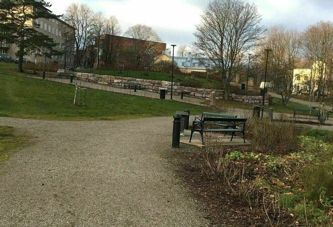 Hermanninpuistoon futishäkki, pingispöytiä ja piknikkatos