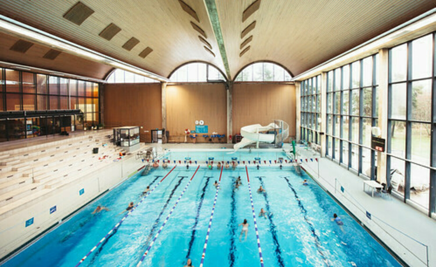 Mitkä seurat toimivat lähiuimahallissa tai urheilukentällä? Sen selvittäminen vähentäisi harrastuksiin kuskausta ja voisi jopa lisätä liikkumista